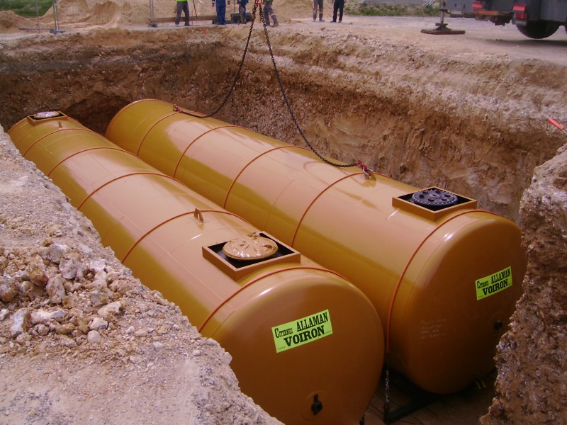 Storage tanks for liquids